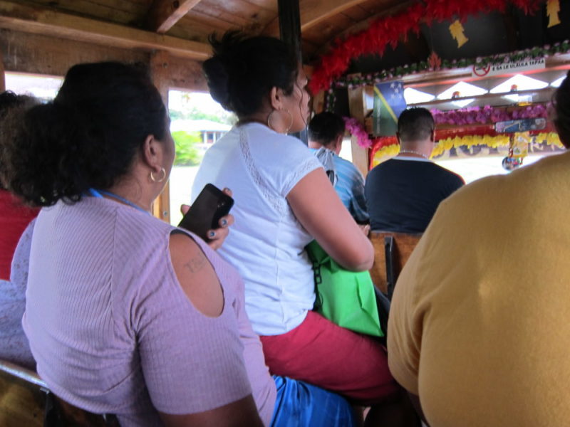 サモアではバスが満席のときは、乗客の膝の上に座る